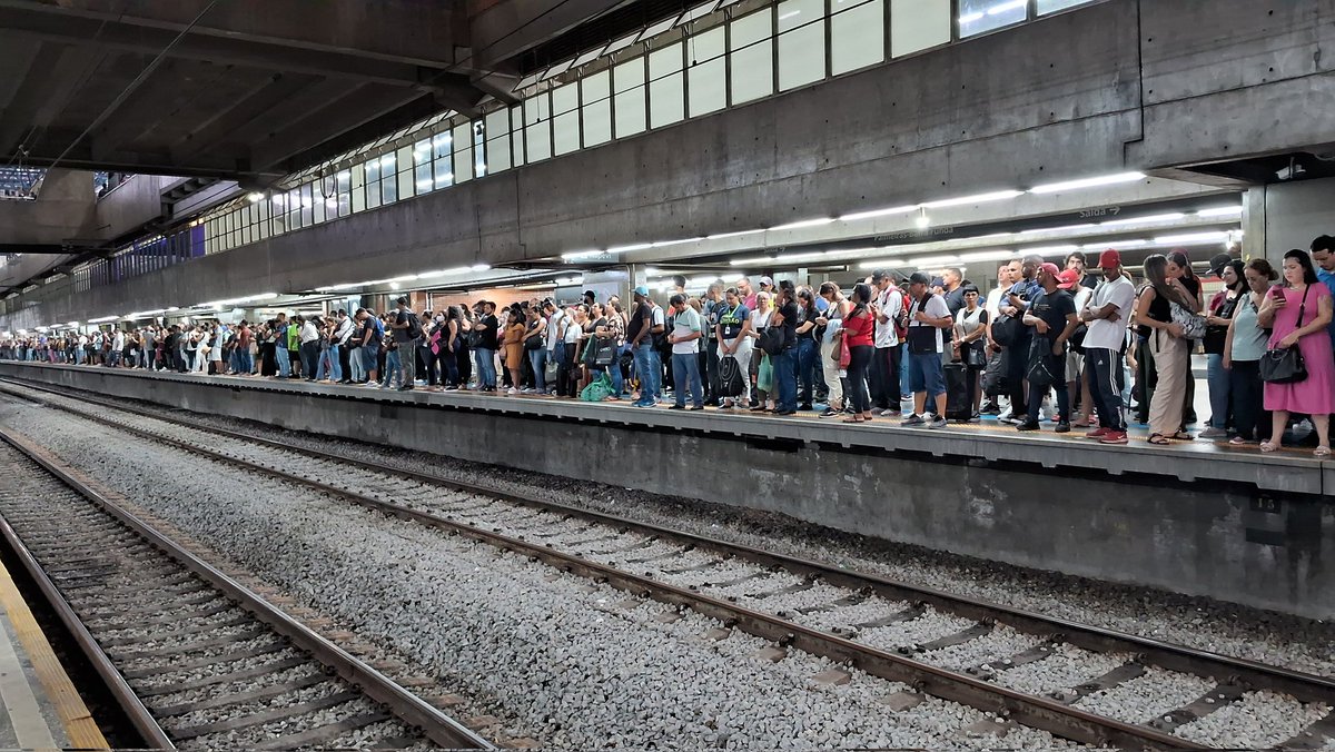 Linha 08 tá essa delícia. Lotada, ar-condicionado desligadíssimo. Privatiza que melhora. #sqn

<a href="/DiariodaCPTM/">Diário da CPTM</a> @falametro <a href="/viamobilidadebr/">Mudamos para @desmobilidade</a> <a href="/comitecptm23/">Comitê de Luta Contra A Privatização da CPTM</a>