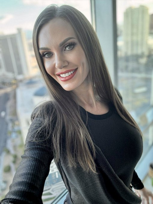 Shout out to my hair for getting so long, my smile for being so pretty, &amp; my mind for being so brilliantly<a href="/tag/avn"class="tags"><span>#avn</span></a>