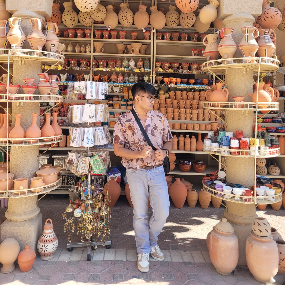 zetayasser's tweet photo. Traditional pottery in Nizwa, Oman. https://t.co/8BenO7DMLI