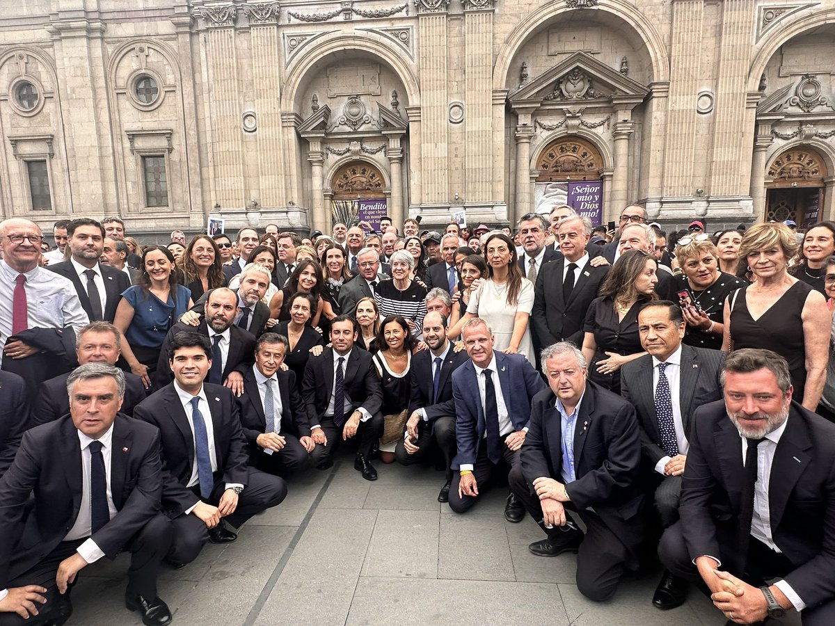 christianpino's tweet image. Si me hubieran dicho hace 5 años que los ex ministros de @sebastianpinera se iban a sacar una foto, todos juntos en la plaza de Armas, sin seguridad, habría dicho que era imposible. 
Hoy se hizo realidad. 
La otra historia, la que se aleja de la política del día a día, empieza a