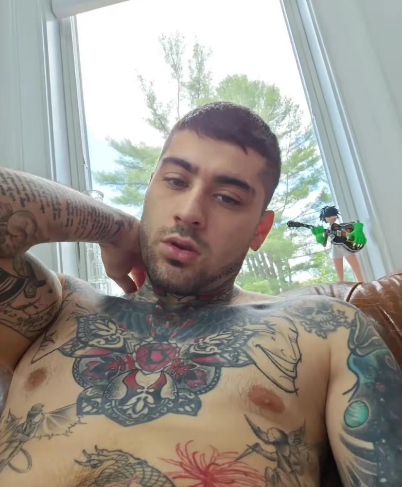 massiel_perozo's tweet photo. pero mi niña, tu me estás diciendo que el mismísimo Zayn Malik te mandó estas foticos y mensajitos y tu le estás tirando hate en tiktok??? https://t.co/nrUskn97af