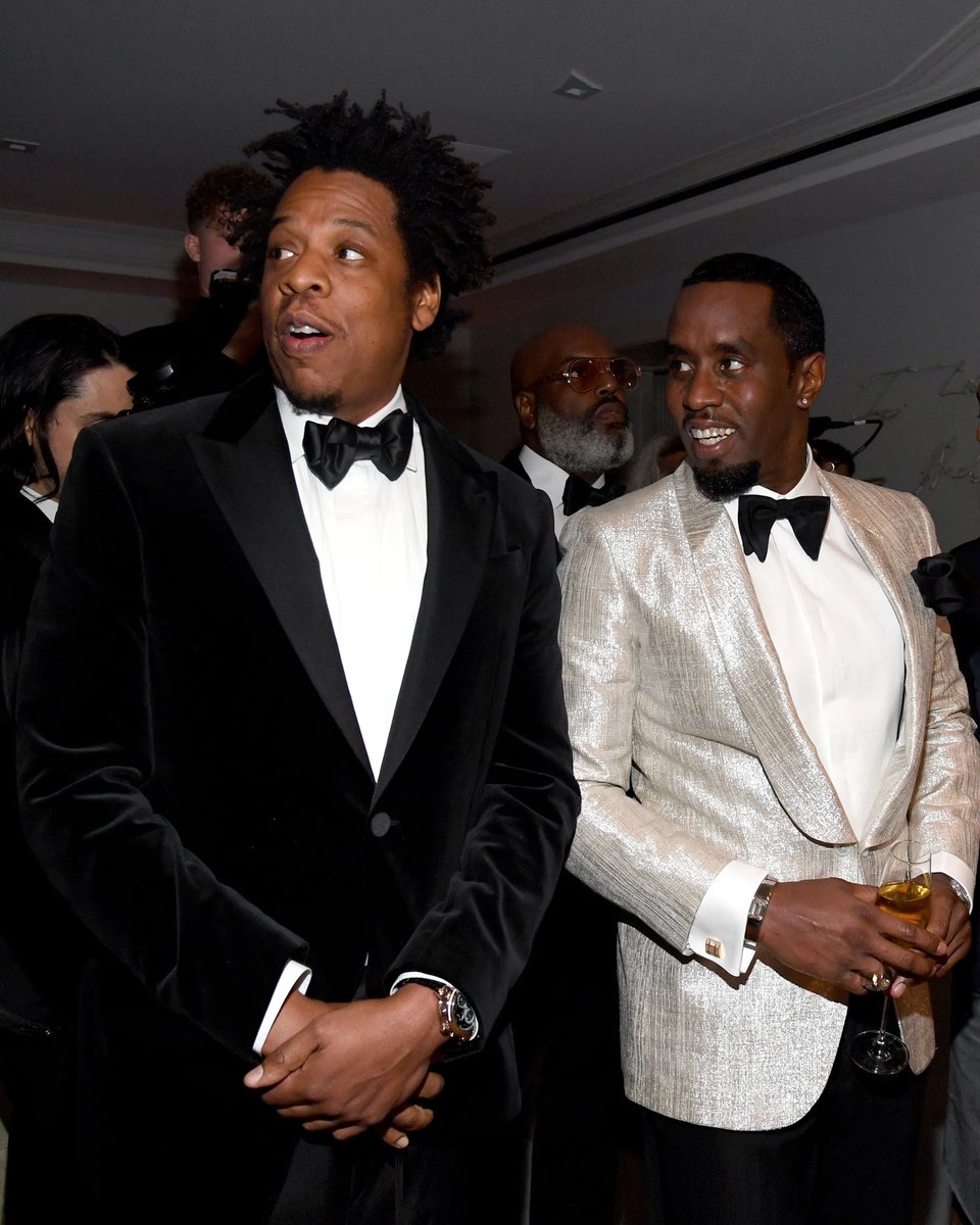 What’s the difference between these two men because I feel like Jay z secretly is like Diddy guy both love those younger minors and love those underage girls these men are the type of men who deserve to go to hell and burn after the shit they done end of story #JayZ #diddy #Barbz
