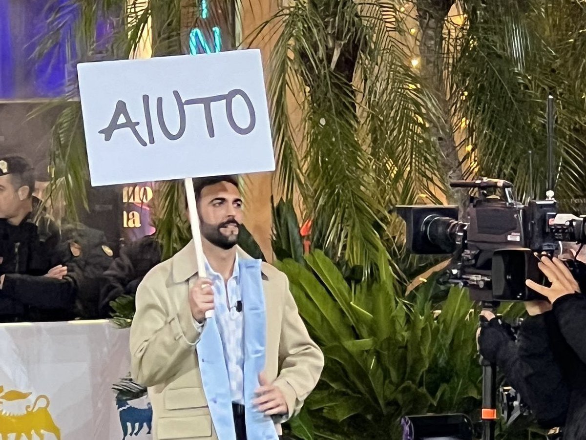 adorvminee's tweet photo. amadeus e la ferilli si odiano palesemente così tanto non so se è più divertente o imbarazzante vederli dialogare 

 #Sanremo2024 https://t.co/F1IUG3FtRC
