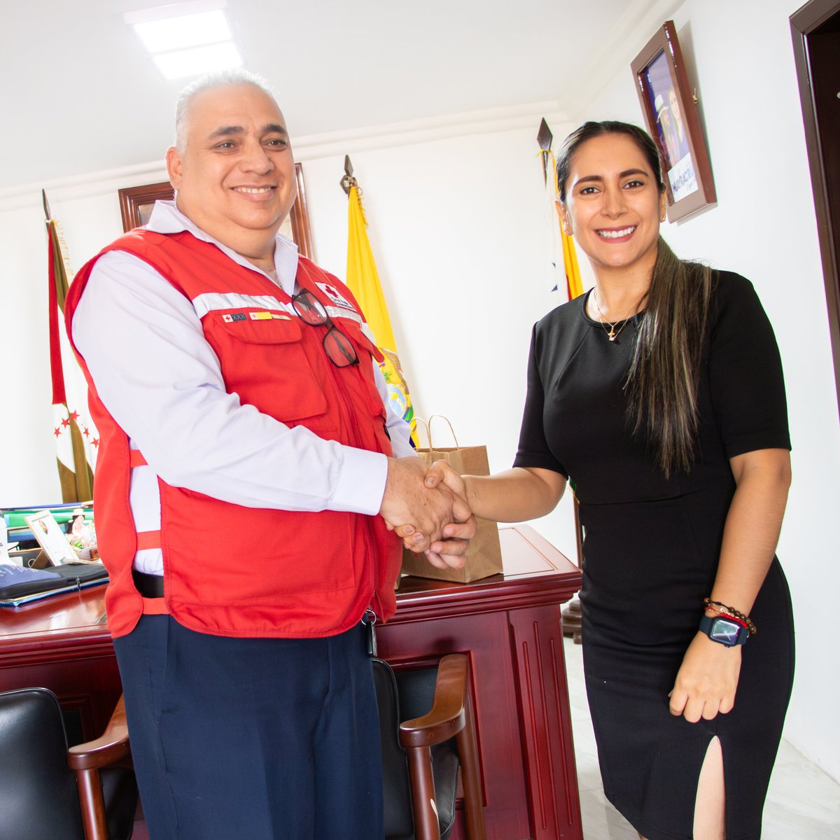 Recibí la grata visita de Miled Muñoz Tuma, presidente de <a href="/CruzRojaManabi/">Cruz Roja Manabí</a> y a los responsables locales de esta institución. Que grato poder estrechar lazos con esta entidad cuya misión es proteger la vida y la salud.
En esa meta coincidimos: ¡Mi prioridad siempre será mi gente!