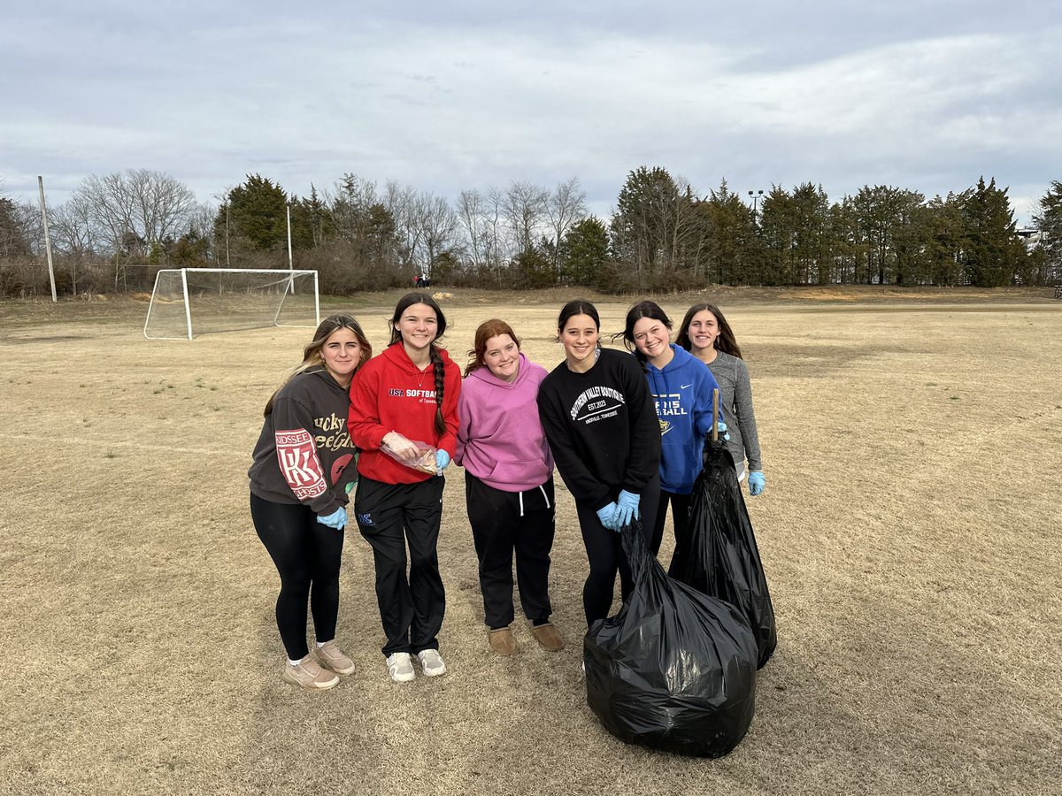 AthleticsKarns's tweet image. Proud of the number of our athletes and coaches that took part in Campus Cleanup after school today.  Didn’t get a whole group shot, but we had about 70.

Many hands make light work.  Thank you for taking time to invest in your school!

#damstrong