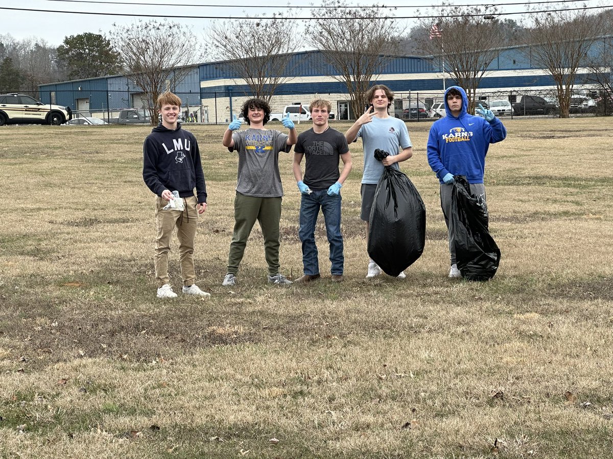 AthleticsKarns's tweet image. Proud of the number of our athletes and coaches that took part in Campus Cleanup after school today.  Didn’t get a whole group shot, but we had about 70.

Many hands make light work.  Thank you for taking time to invest in your school!

#damstrong