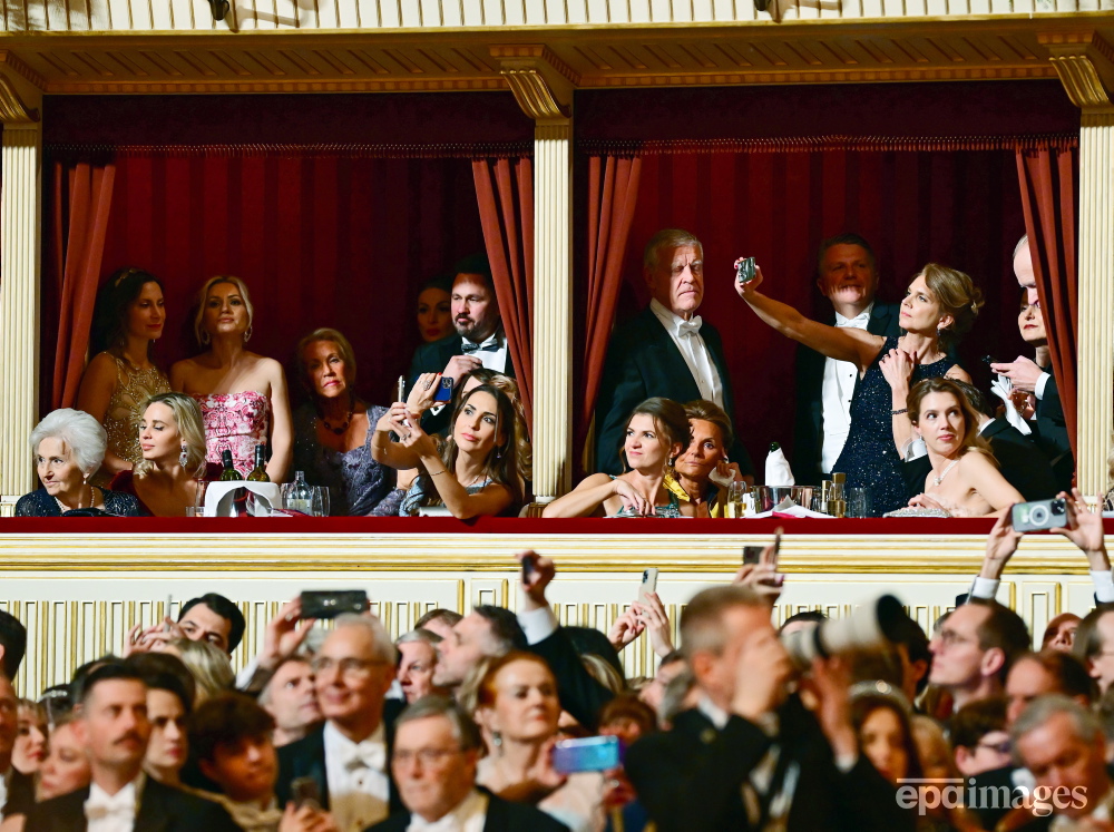Guests attend the opening ceremony of the 66th Vienna Opera Ball at the Wiener Staatsoper (Vienna State Opera), in Vienna, Austria, 08 February 2024. 📷️ EPA / Christian Bruna #vienna #operaball #epaimages