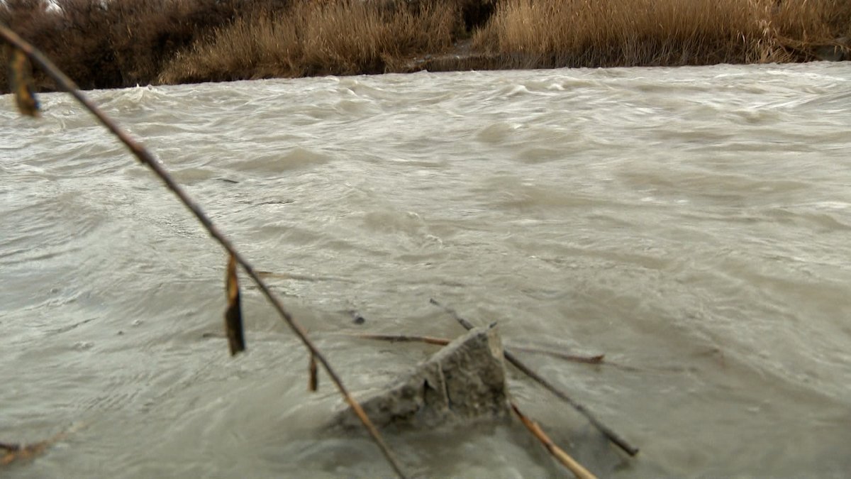 KSL_AlexCabrero's tweet photo. Water is now being released from Utah Lake. It'll flow down the Jordan River into the Great Salt Lake. But, even at 300-million gallons a day, will it make a difference for Great Salt Lake water levels? We're doing a story on this for @KSL5TV tonight in our 4 and 6:00 newscasts. https://t.co/nNGVPssfgg