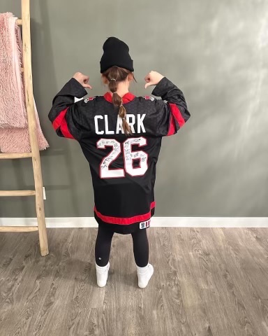 It was all smiles for our winner of the @emclark13 jersey signed by all of the women’s @HockeyCanada players at last night’s Rivalry Series game!

Proceeds from the draw will help kids in Saskatoon experience the power of sport.

#SoAllKidsCanPlay #KidSportAmbassador