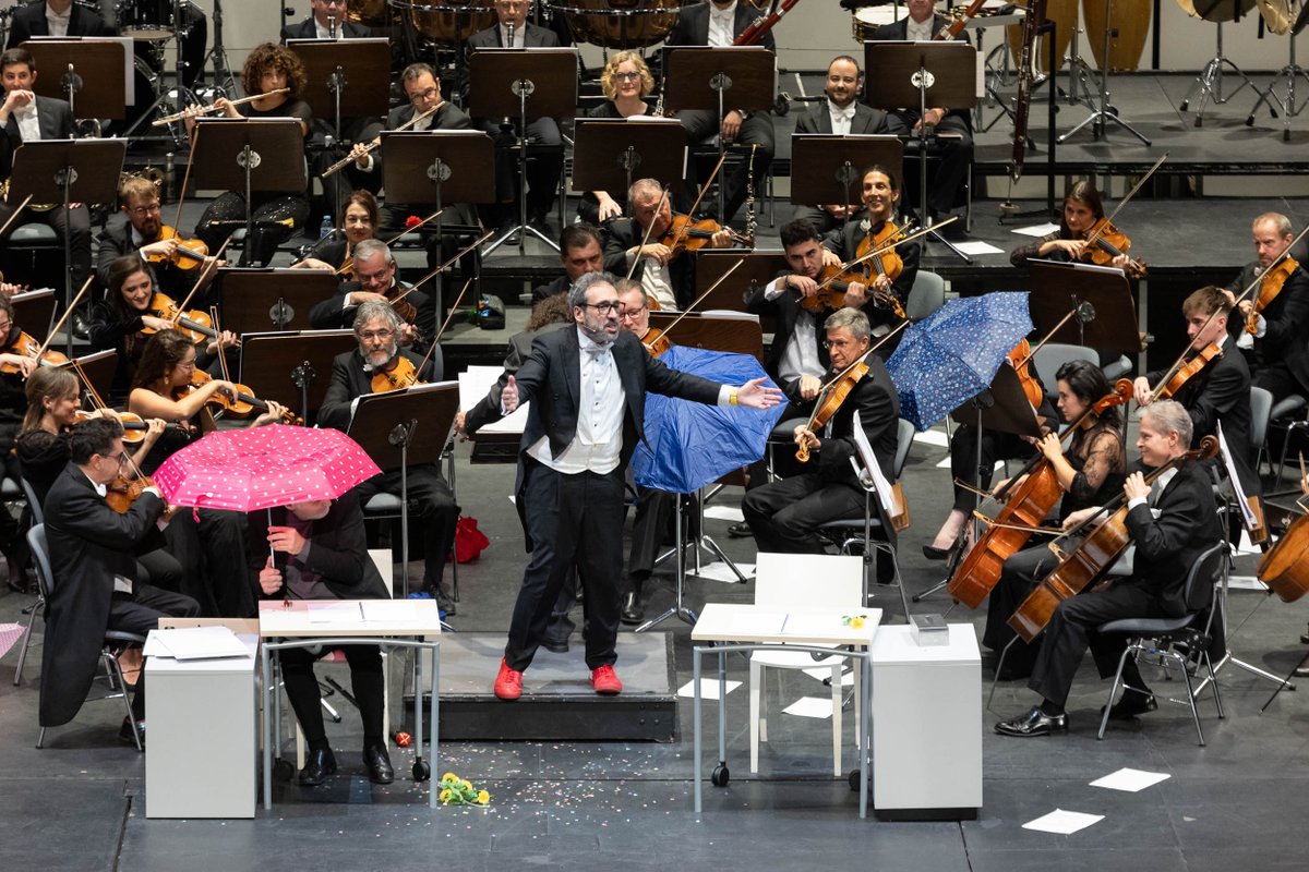 ¿Qué sucede cuando se combina la música sinfónica en directo con el talento pedagógico del tenor José Manuel Zapata, Paco Mir y Juan Francisco Padilla? Pues que el eco de las risas y los aplausos cómplices del público del <a href="/Auditoriotfe/">Auditorio de Tenerife</a> resuenan muy muy alto
#SinfónicaDeTenerife🧡