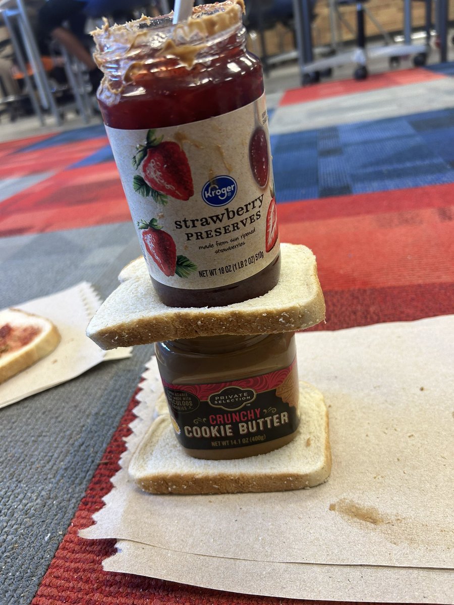AllisonPargoff's tweet photo. Fourth graders discovered  the importance of adding details to their informational writing by making cookie butter and jelly sandwiches! #onlywb https://t.co/S6YPqxbWpg