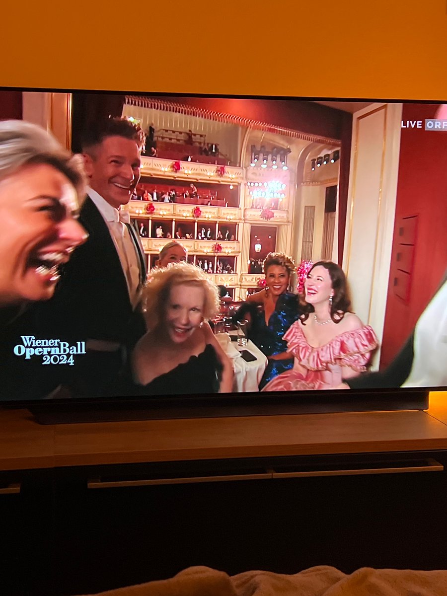 fmtirol's tweet photo. everybody goes crazy am #Opernball #Opernball2024 https://t.co/QtPsOqSjFf