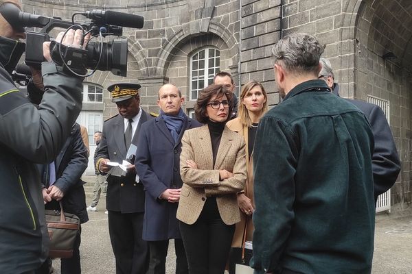 💫 100%EAC avec la Ministre de la Culture <a href="/datirachida/">Rachida Dati ن</a> à Clermont-Ferrand
🌐échanges "Culture &amp; ruralité" avec les élus
🎨@FRAC_Auvergne avec les 4e du collège La Tour d'Auvergne
🎞ateliers éphémères @ClermontISFF Court-Métrage/DNMADE Lycée Descartes (Cournon)
📸4: Duquesnois/FTV