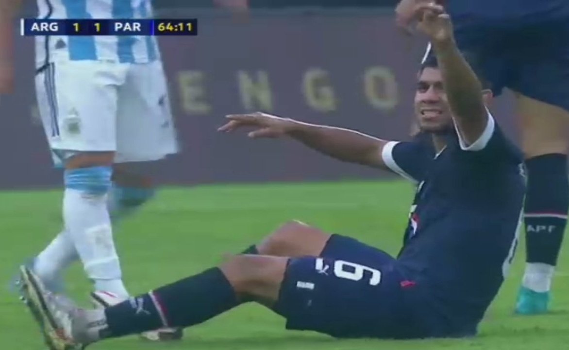 franjeado's tweet photo. La Albirroja Sub 23 empató 3-3 con Argentina que a los 96' min logró apenas el empate, con un cuestionado arbitraje.

Aún tienen chances de llegar a París 2024.

Marcos Gómez y Fernando Cardozo ingresaron en el 2do tiempo.
La nota mala: la lesión de Gómez, esperamos el informe. https://t.co/9p9zu7h2fJ