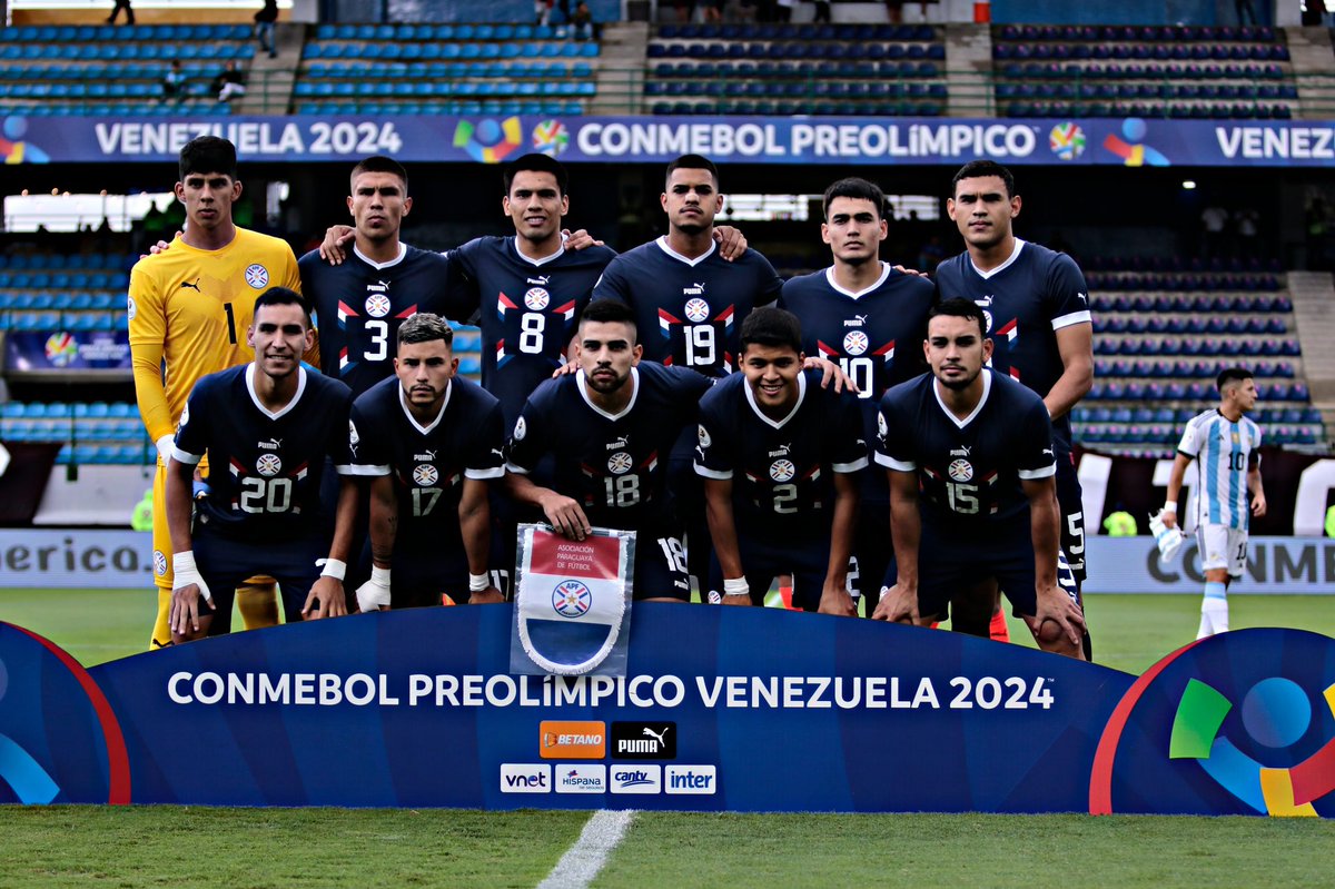 franjeado's tweet photo. La Albirroja Sub 23 empató 3-3 con Argentina que a los 96' min logró apenas el empate, con un cuestionado arbitraje.

Aún tienen chances de llegar a París 2024.

Marcos Gómez y Fernando Cardozo ingresaron en el 2do tiempo.
La nota mala: la lesión de Gómez, esperamos el informe. https://t.co/9p9zu7h2fJ