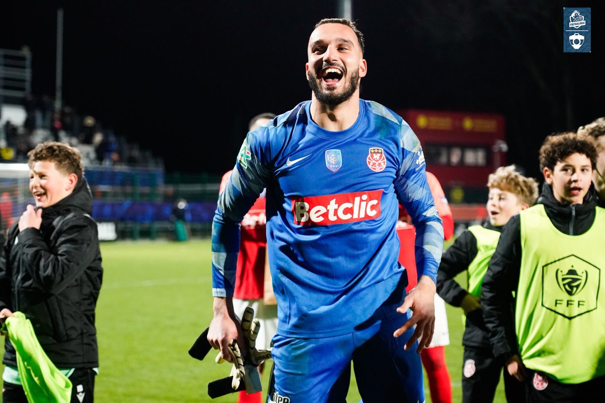 Footballogue's tweet photo. Léonard Aggoune, cet homme est complètement fou. 🤯🤯🤯 https://t.co/ULeMpy2Nbo