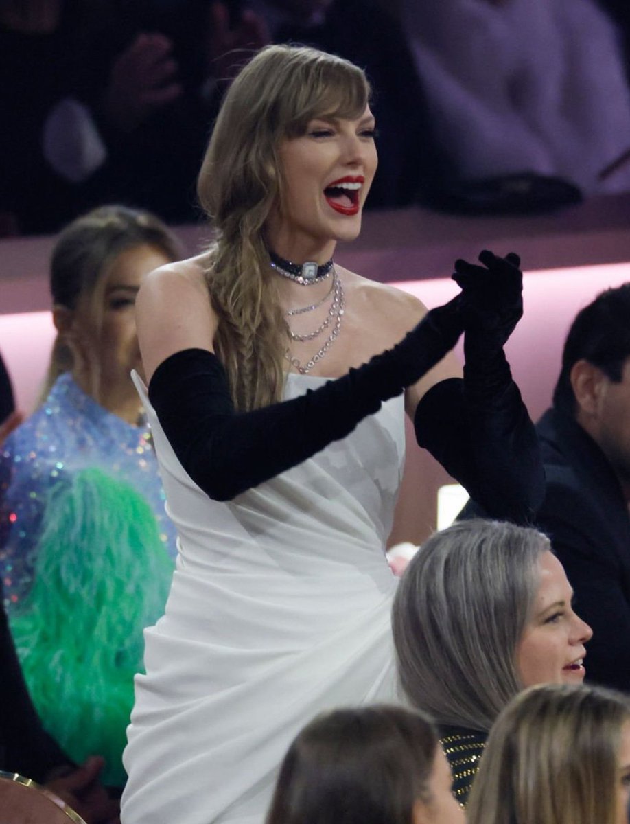 shimmeringtay13's tweet photo. Taylor Swift being the most supportive to other artists at award shows: a very necessary thread 🫶🏻 https://t.co/xcM539eBBz