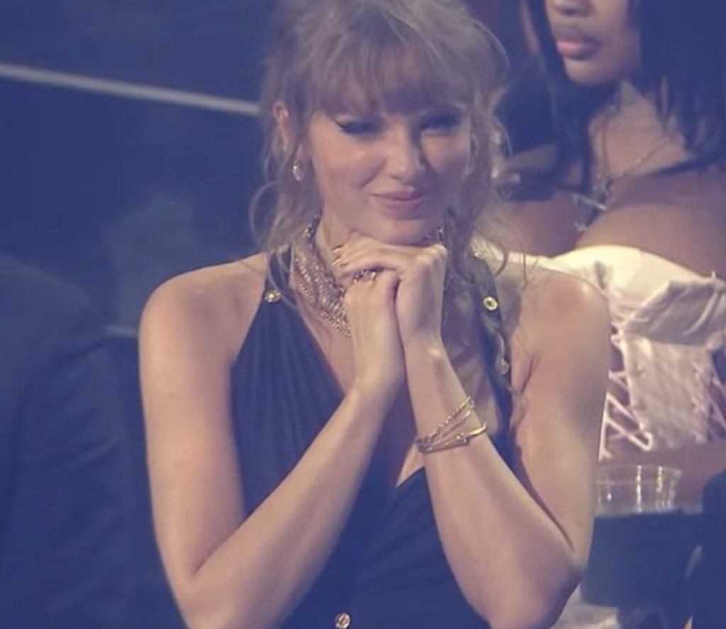 shimmeringtay13's tweet photo. Taylor Swift being the most supportive to other artists at award shows: a very necessary thread 🫶🏻 https://t.co/xcM539eBBz