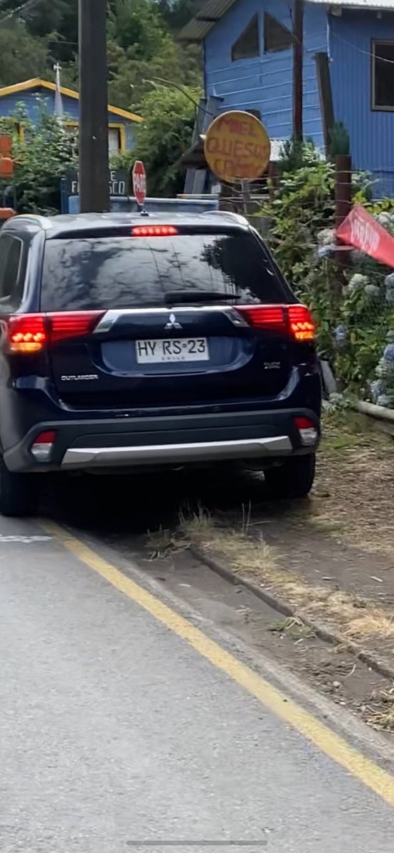 hardcore329's tweet photo. @LaVozDePucon esta señora completamente fuera de si trato de arremeternos con su auto en 3 ocaciones a mi y mi hija que disfrutábamos de una ruta en bicicleta camino a Quelhue https://t.co/gEer30YX91