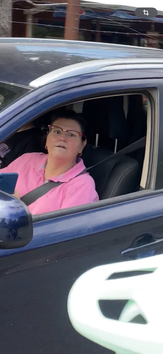 hardcore329's tweet photo. @LaVozDePucon esta señora completamente fuera de si trato de arremeternos con su auto en 3 ocaciones a mi y mi hija que disfrutábamos de una ruta en bicicleta camino a Quelhue https://t.co/gEer30YX91
