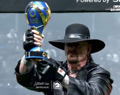 Alanoudstar9's tweet photo. مجنونة كرة القدم و جمالها بجنونها ، ديربي من المعيار الثقيل ، ألف مبروك الفوز للهلال ، وسيذكر التاريخ أن أول من رفع كأس في ملعب الهلال هو الظاهرة أندرتيكر .. 🔥✨
 #موسم_الرياض https://t.co/DsVJAtSqY6