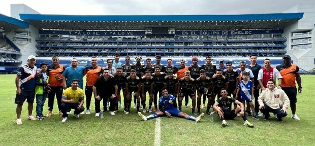 max_gaibor's tweet photo. Fui invitado por mis compañeros del área deportiva y equipo técnico, para acompañar a la selección de fútbol de la Universidad Estatal de Milagro #Unemi que jugaba un amistoso con el primer plantel del Club Sport #EMELEC
Fue una mañana de aprendizaje y experiencias. https://t.co/A9a3lEZ6Jv