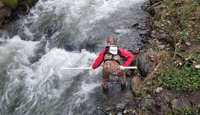 A USGS research crew member is shown collecting water samples from Flea Valley Creek as part of an effort to understand the impacts on water quality caused by 2018 Camp Fire in Paradise, California.  #wildfire #californiawildfires #environment #usgs

More: ow.ly/Z6Wl50Qzqbs