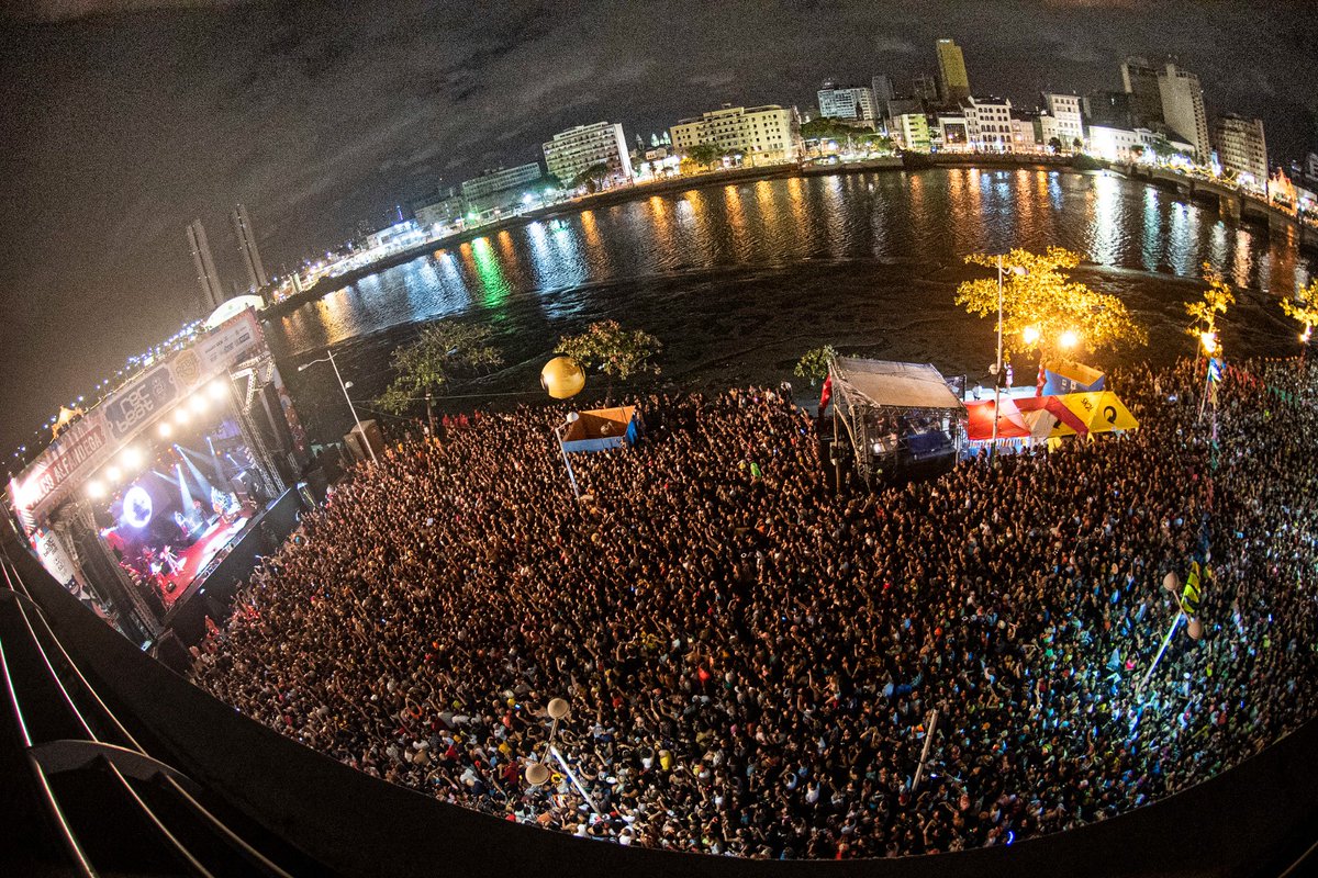 manguetownrev's tweet photo. Já já inicia o Carnaval do Recife e o @recbeatfestival! E tu precisa estar preparade para conhecer todas as atrações da nossa terrinha pra fazer bonito! 

Segue o fio sobre os pernambucanos que vêm com tudo nos shows!🧶

#Manguetown #CarnavaldoRecife #RecBeat 
Imagem: Fred Jordão https://t.co/eGbucn99Sg