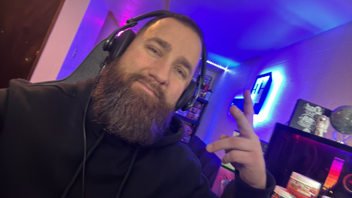 footelo0se's tweet photo. WARZONE WITH @EatinDaBuffet and @BigBryTV 

🟣https://t.co/IiV7xbqjfh

We are even trying the YOUTUBE VERTICAL stream!  

#GFUEL #PDPGaming #RecruitsInvitational https://t.co/tneBZP2HRp