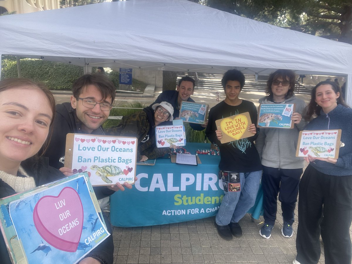 CALPIRGStudent's tweet photo. .@UCIrvine students are ready to kiss plastic bags goodbye. Thank you @SenBlakespear @BenAllenCA @BauerKahan for introducing legislation to truly ban plastic grocery bags in California #ValentinesDay #Caleg @CALPIRG @EnvCalifornia #SB1053 #AB2236 https://t.co/AgLPDTqeNO