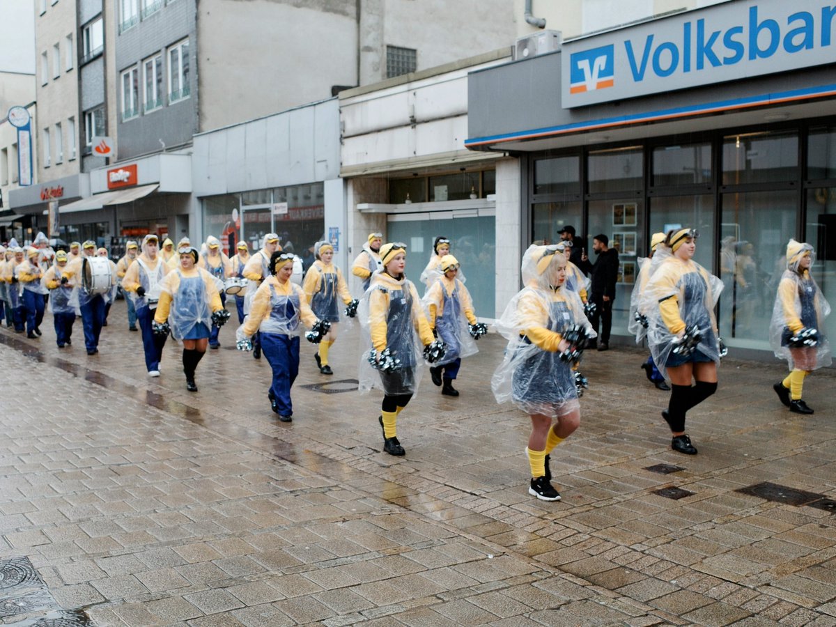 MarktstrasseOB's tweet photo. Der Straßenkarneval besuchte heute die Marktstraße. Anschließend zog man über die Elsässer Str. zum Rathaus. https://t.co/hTcmA7j4CK