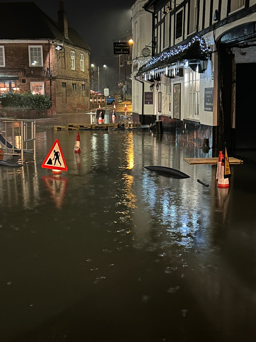 AMVYaYa's tweet photo. @MATatBucks Good stuff,  but PLEASE help #ChalfontStPeter to a Proper Resolution of sewer infrastructure investment. This evening pic sewer flooding our village centre. @thameswater water tankers pumping out sewer 24/7 to help alleviate sewer surges since beg Jan - looks like it's working? https://t.co/VwEZSDwTtz