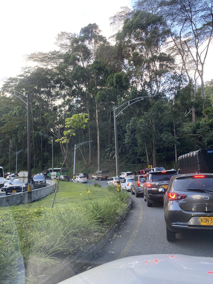 leolemoine's tweet photo. @sttmed subida y bajada Palmas en taco monumental… qué sucede? Gracias por la información… #Medellin #trafico https://t.co/P3R1dsrtjL