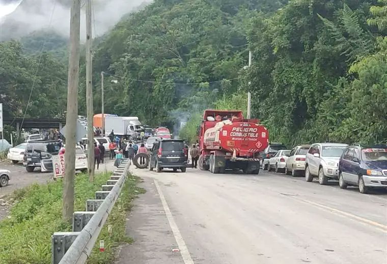MoneyBolivia's tweet photo. Norte de La Paz: En Coroico bloquean por la falta de combustible. Pobladores de ese municipio paceño comenzaron un bloqueo de caminos por problemas en el suministro de diésel y gasolina. El problema es a escala nacional.
https://t.co/jZJHRNAGCi

#Money #Bolivia #Economía https://t.co/VvowXj1FMd