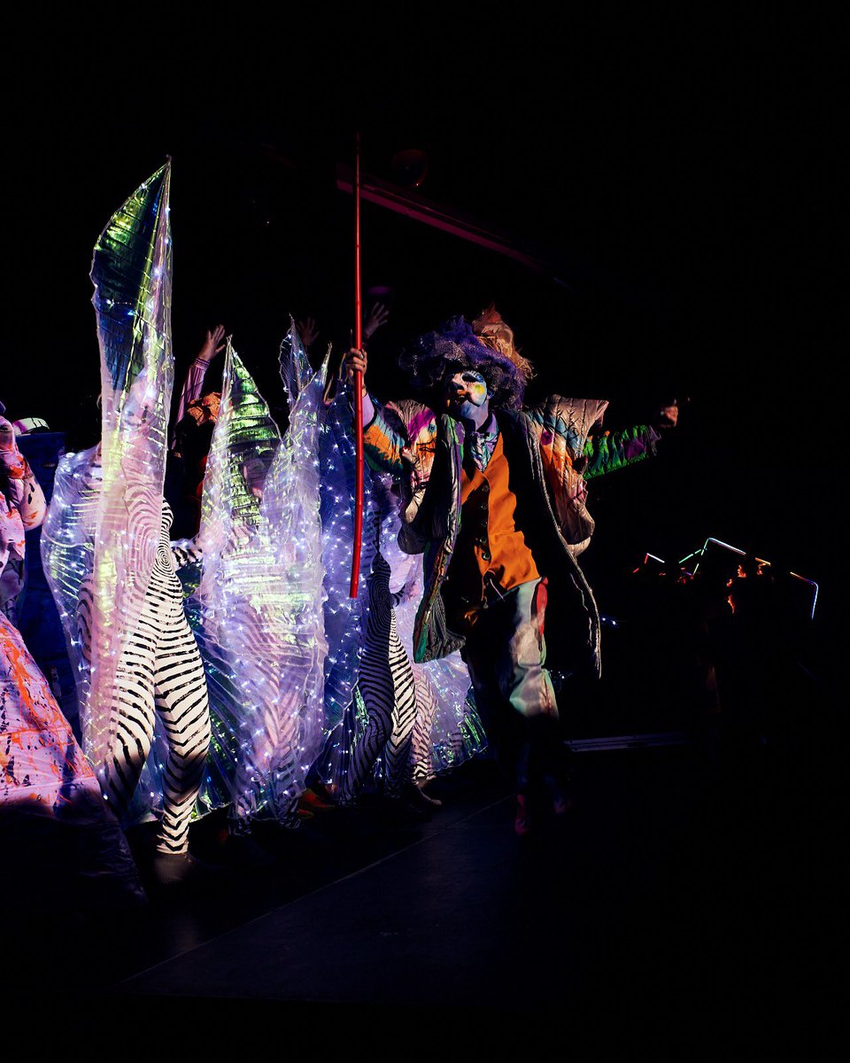 L’espectacle de l’Arribo ha traslladat el públic al 1924, quan el Carnestoltes del moment va fer desaparèixer uns personatges que 100 anys després tornen a Sitges de la mà d’un llibre localitzat per un mag d’avui.

📷 Totes les fotos de l’acte, al Flickr de l’Ajuntament