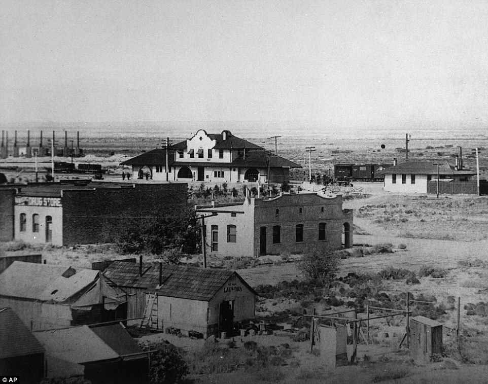 Las Vegas in 1906. The @PlazaLasVegas is right in front of the train station. 📸@AP