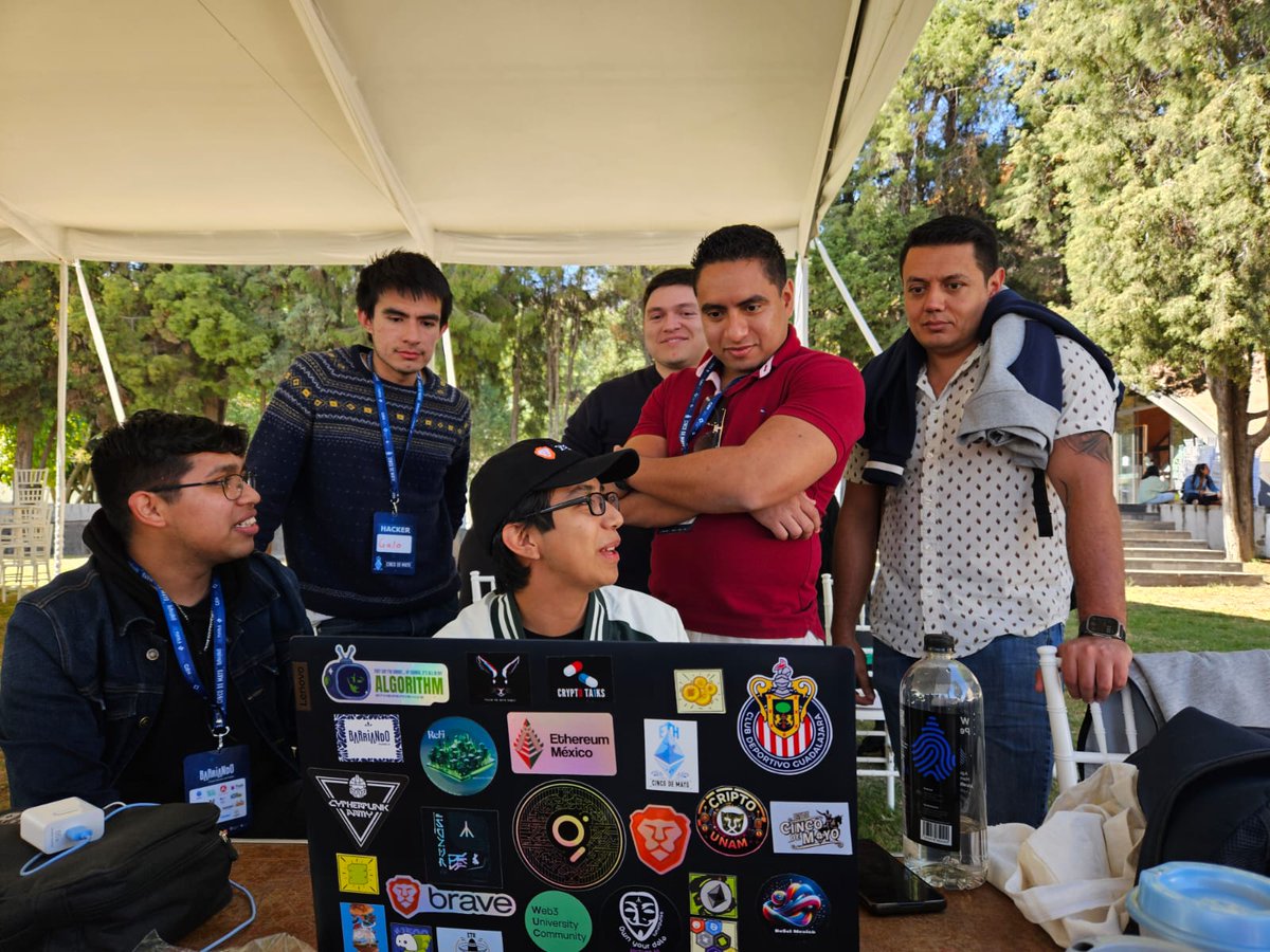 ValeCreativo's tweet photo. Probablemente la foto más simbólica que tengo: 

@Cris_Eska , estudiante de la @UttecamOficial , en su primer Hackathon, emocionado por el código que desarrollo, compartiendo con los Hackers Pro que ganaron el track de @icphublatam
@ETHCincoDeMayo fue conexión y expansión! https://t.co/vvihN0xWj9