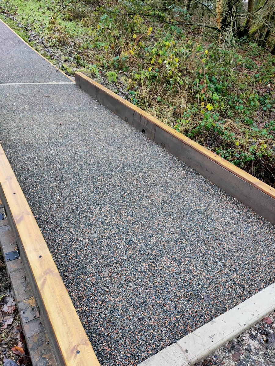 RVResinbound's tweet photo. FlexiBound is a mixture of recycled rubber and decorative aggregate, mixed with our specialist binder creating a flexible but extremely hard wearing surface.
The surface is highly porous, an end to path washout, softer under foot and requires minimal preparation work 🤩 https://t.co/hIuDJ8xclP