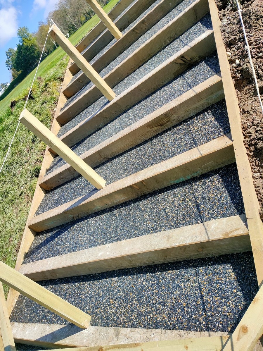 RVResinbound's tweet photo. FlexiBound is a mixture of recycled rubber and decorative aggregate, mixed with our specialist binder creating a flexible but extremely hard wearing surface.
The surface is highly porous, an end to path washout, softer under foot and requires minimal preparation work 🤩 https://t.co/hIuDJ8xclP