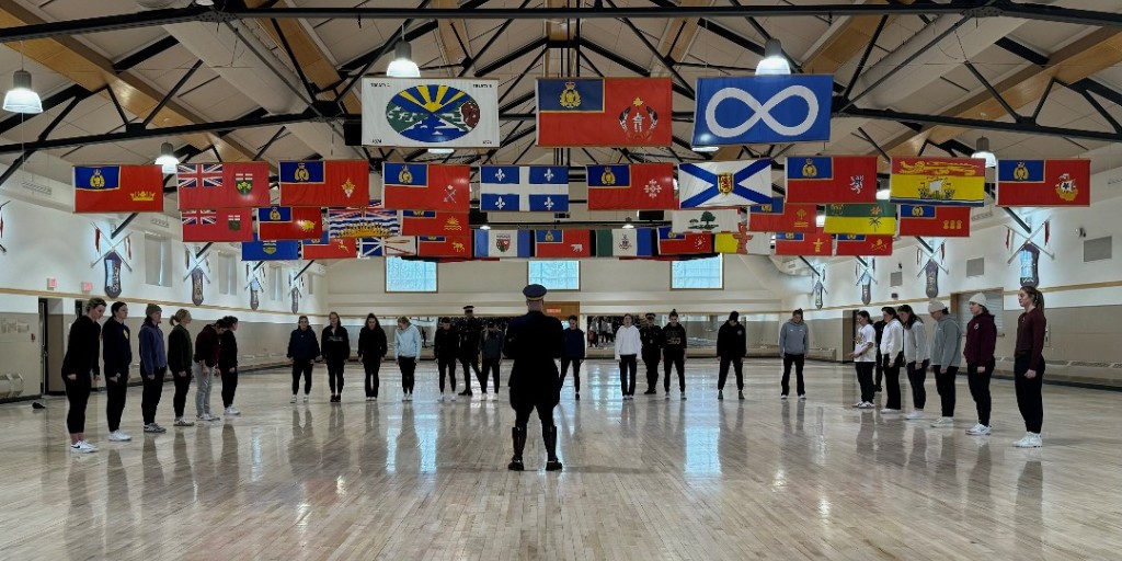 We were happy to welcome Hockey Canada National Women’s team to Depot today. The team had a tour of the RCMP Academy.  They also practiced a team building exercise with the Drill Unit.  Thank you for visiting us and good luck with your game tomorrow!