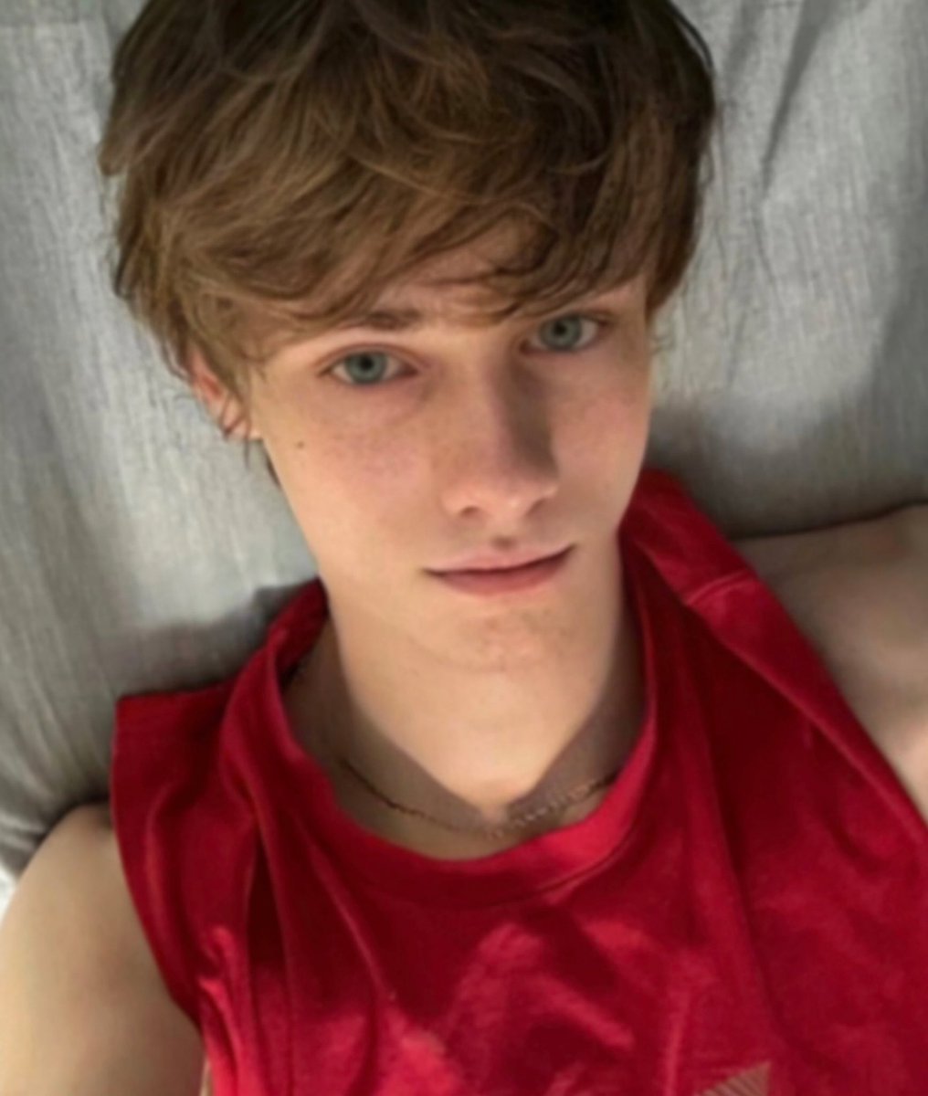 Jordy_twink's tweet photo. Cuddle🥰 ……………………… or fuck ? 🤭 https://t.co/oZ308KkVVl