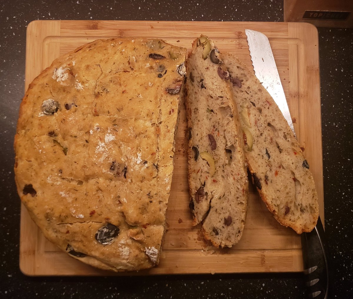 shakirachi1's tweet image. Olives in every bite!!! 🥰🥰😋😋😋 #OliveBread #Homemade
