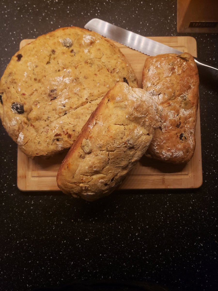 shakirachi1's tweet image. Olives in every bite!!! 🥰🥰😋😋😋 #OliveBread #Homemade