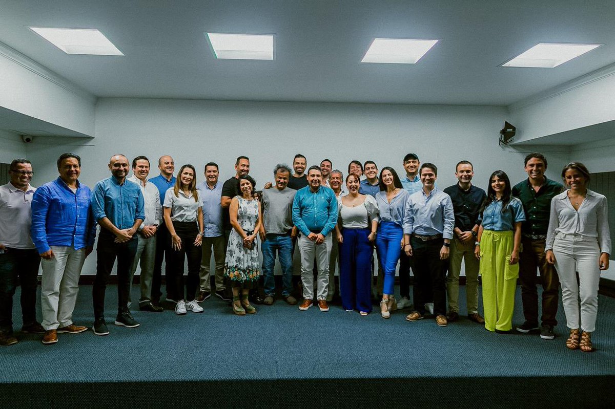 MauricioLizcano's tweet photo. Hoy en Cali nos reunimos con gremios y empresas de tecnología como @camaracali, @fenalcovalle, @CIEValle,  #TuCash, #CygnusCross, #HelpPeople, #Open y #BambooAnalyticsh. Acordamos el fortalecimiento de los programas de educación digital del @Ministerio_TIC en la región, así como buscar alianzas con @PROCOLOMBIACO y @MincomercioCo para la internacionalización de estas empresas y startups. Además, pondremos el fondo PotencIA al servicio de estos emprendedores con programas de aceleración que les permitan escalar sus negocios.