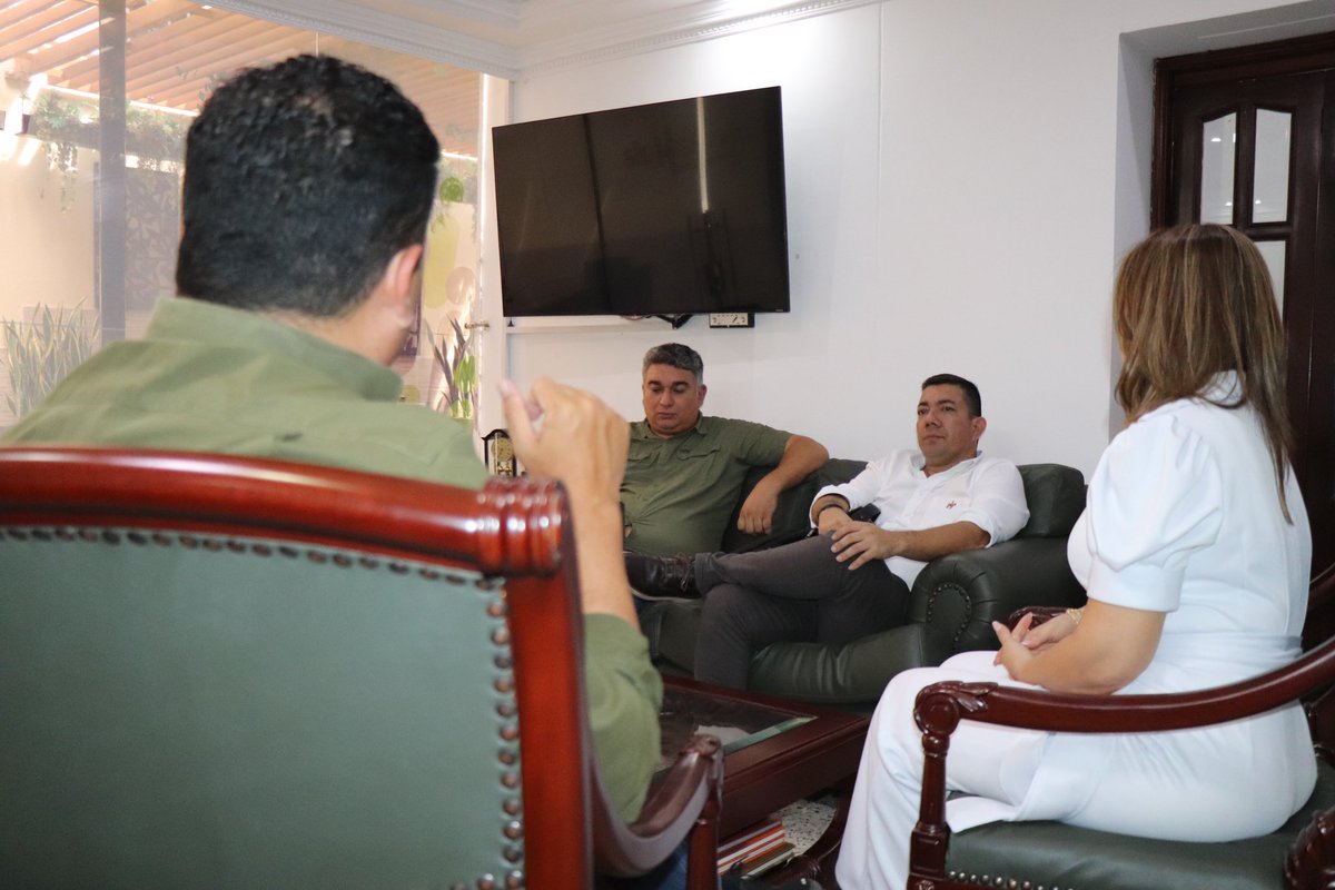 comfamiliarh's tweet photo. Nuestro director administrativo, Juan Carlos Carvajal Rodríguez se reunió con Aníbal Chavarro, alcalde de #Paicol para revisar temas de vivienda y otras estrategias para el municipio por parte de la Caja de Compensación🤩
•
•
#PortuProgresoTodo #ComfamiliarHuila https://t.co/mqcuXy9MWJ