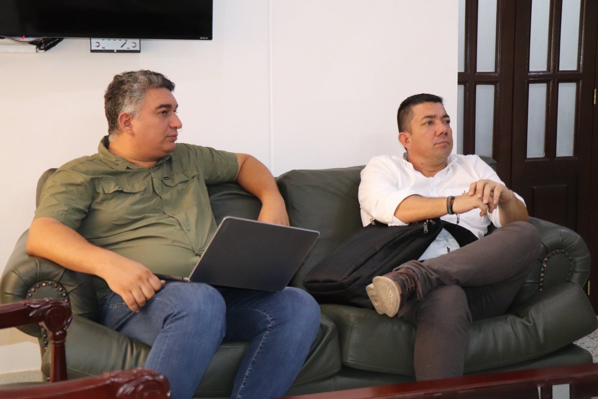comfamiliarh's tweet photo. Nuestro director administrativo, Juan Carlos Carvajal Rodríguez se reunió con Aníbal Chavarro, alcalde de #Paicol para revisar temas de vivienda y otras estrategias para el municipio por parte de la Caja de Compensación🤩
•
•
#PortuProgresoTodo #ComfamiliarHuila https://t.co/mqcuXy9MWJ