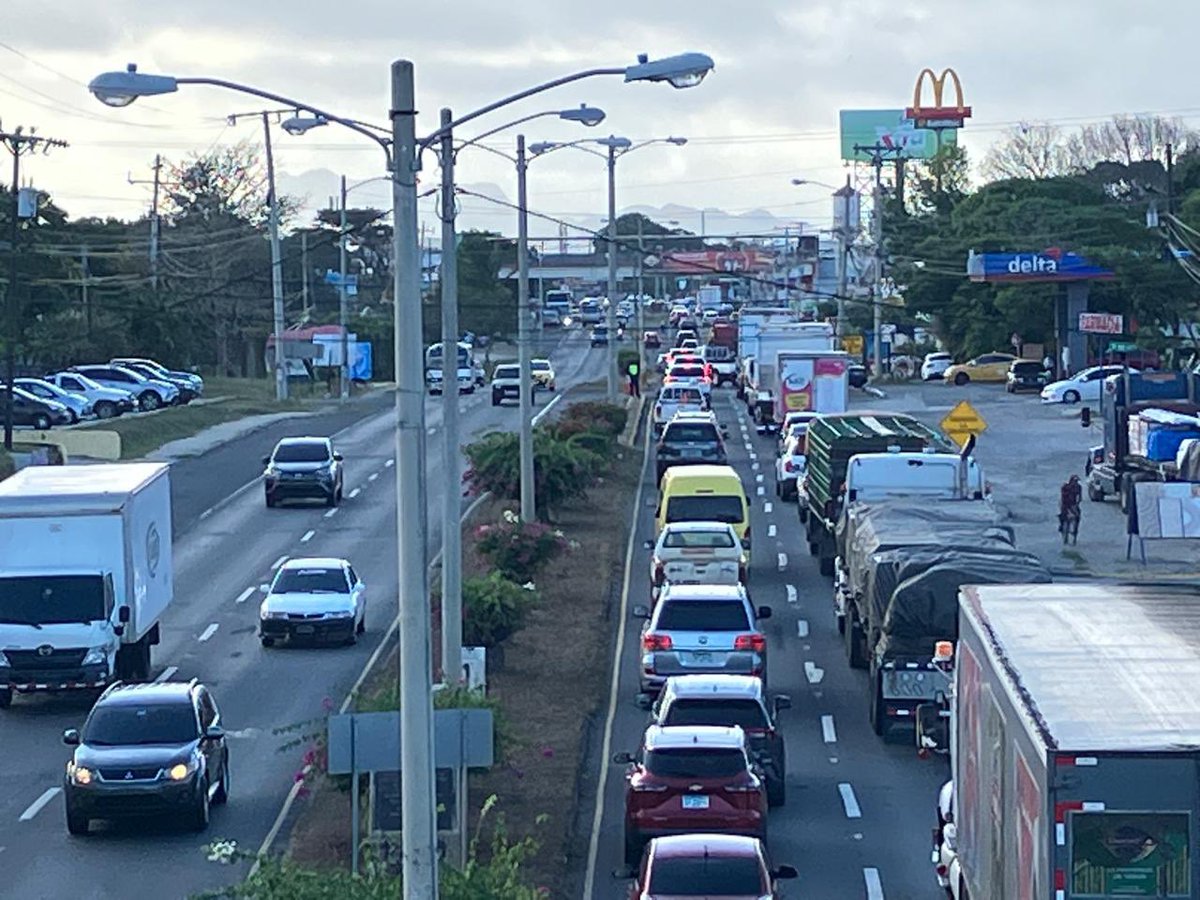 5:20pm Aumenta el número de vehículos sobre la vía panamericana a la altura de Penonomé centro con dirección hacia provincias centrales . 
Unidades de la DNOT se mantienen apostados en diversos puntos brindado prevención y seguridad vial