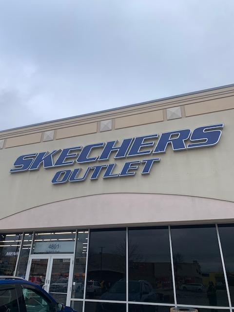 OmegaSignChicag's tweet image. ✨ Our professional sign repair services offer fast, dazzling results, long-lasting materials, and expert design to revitalize storefronts.  Don't let a flickering sign be a barrier to success.

#SignRepair #BrandRevival #BusinessGlowUp #SignMakeover #SkechersOutlet