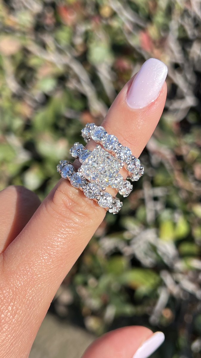 Just wow 🤩💍💕
Can't miss this from a mile away 😍✨

#diamondjewelry #ringstack #engagementring