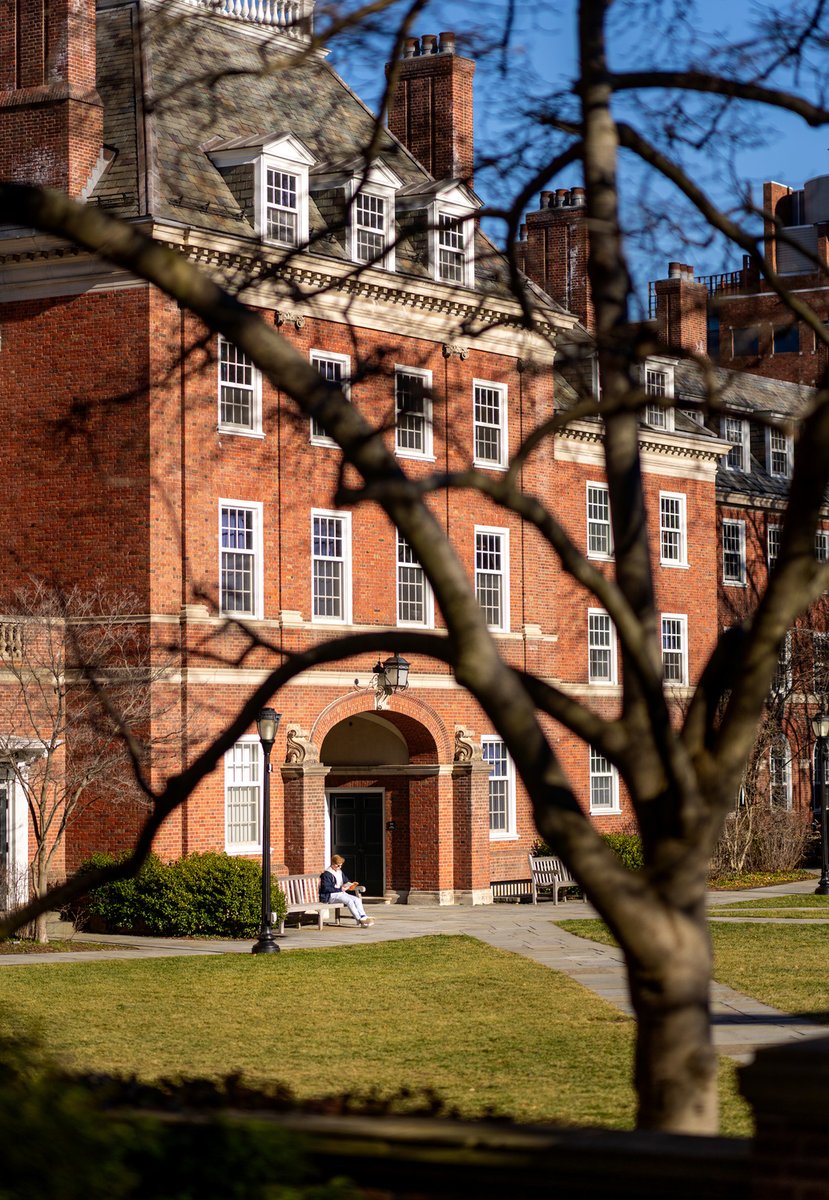 Bulldogs out enjoying every moment of this mood-boosting sunshine. ☀️ #Yale #NewHaven